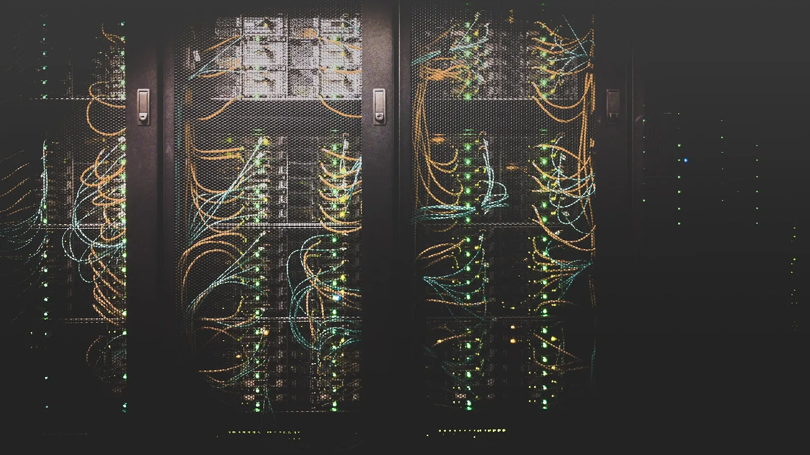 Server-Racks in einem Rechenzentrum — der Datenstandort entscheidet über die DSGVO-Bewertung