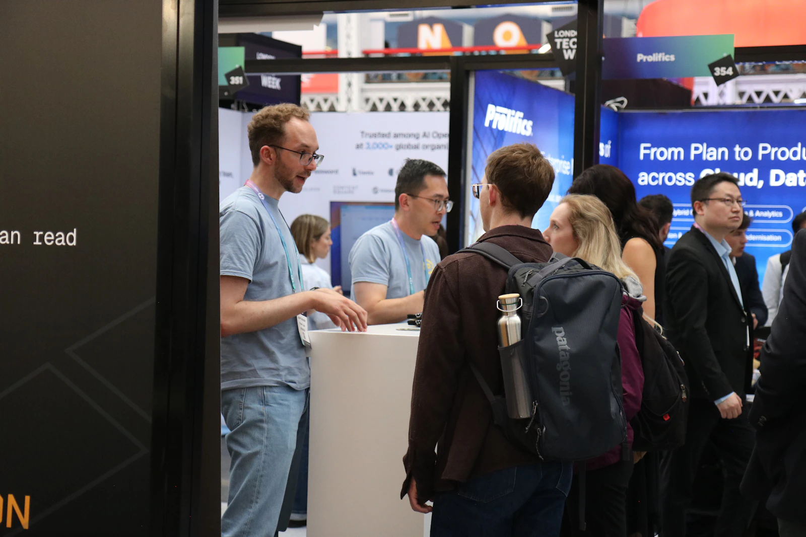 Belebter Messestand mit Besuchern — Popl fokussiert auf Event-Lead-Capture, yourvcard auf die digitale Visitenkarte