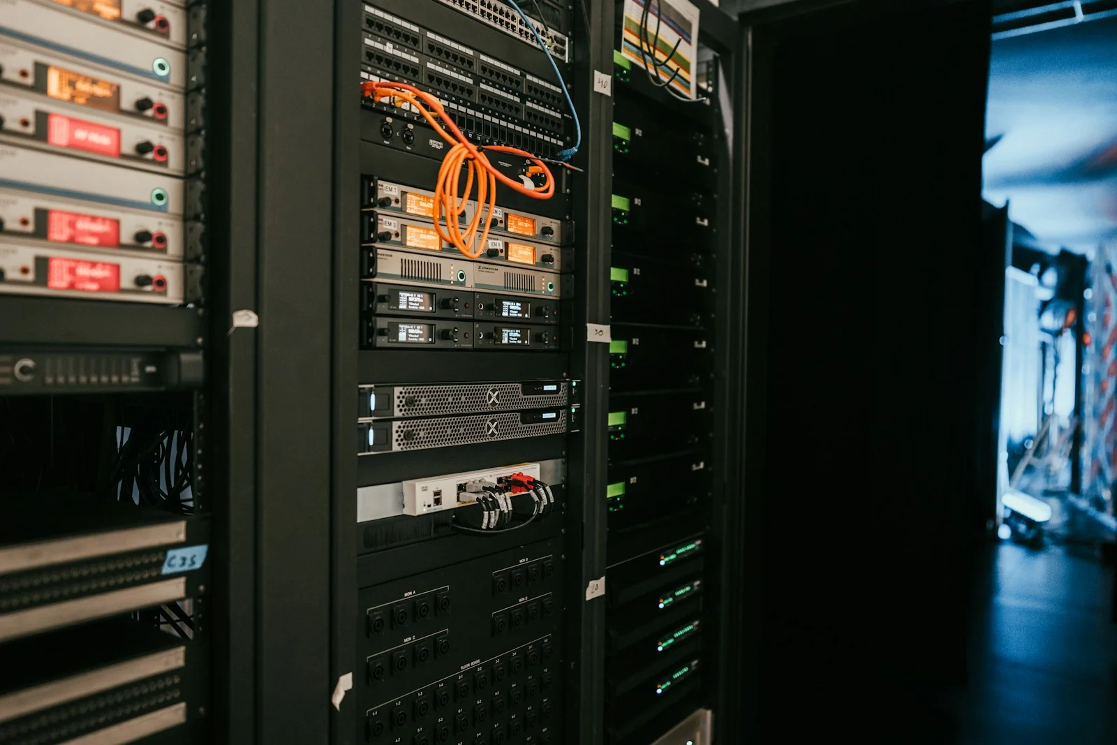 Server-Racks in einem Rechenzentrum — sichere Datenhaltung und Hosting in Deutschland