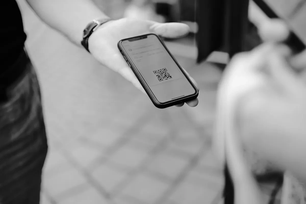 Digitale Visitenkarte am iPhone teilen – Smartphone in der Hand beim Kontaktaustausch