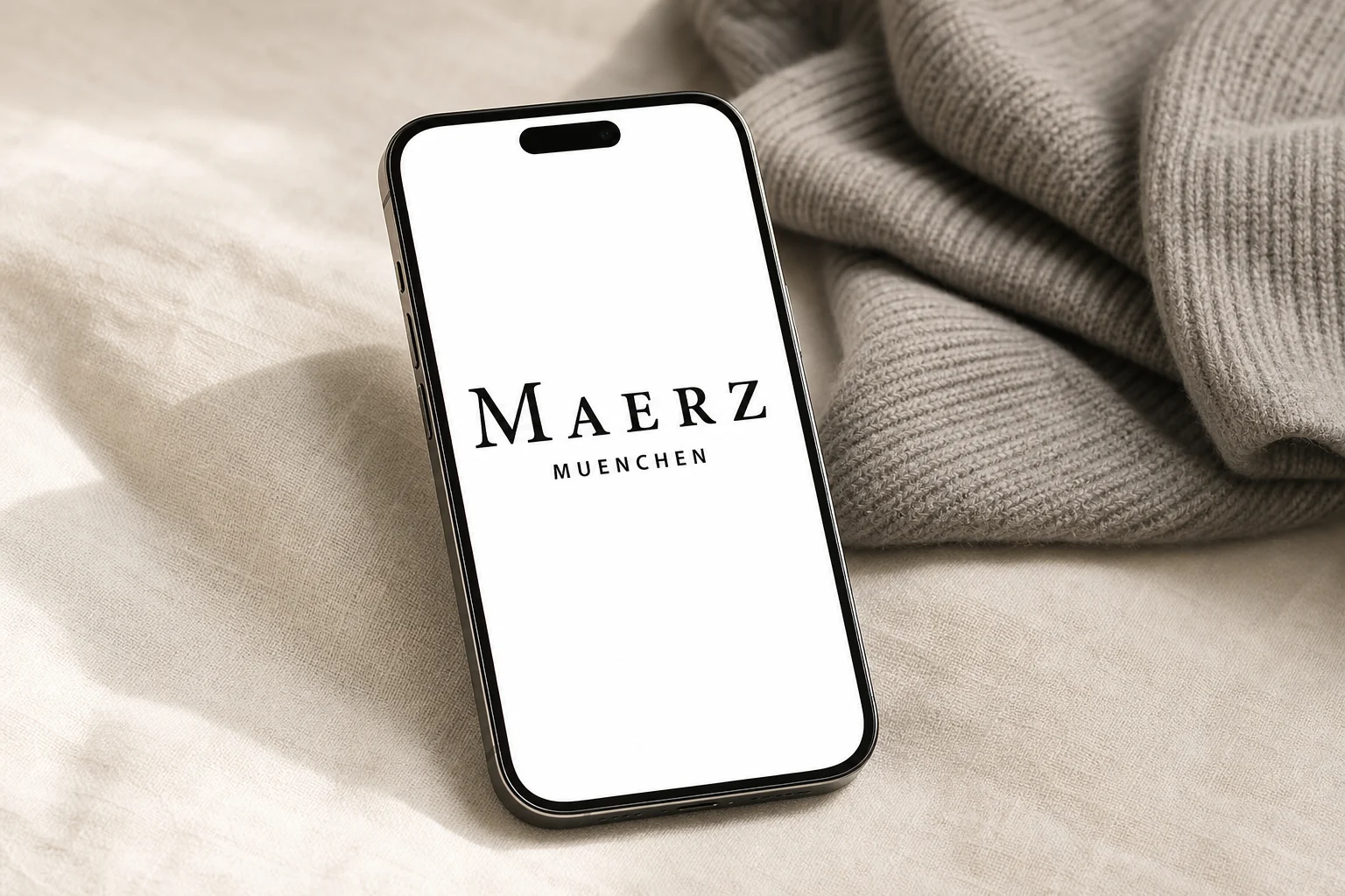 Digitale Visitenkarte mit MAERZ Muenchen Logo auf einem Smartphone – Case Study