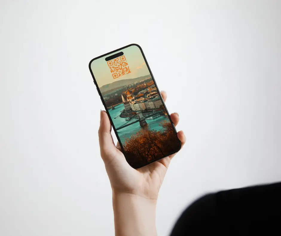 QR-Code wird mit dem Smartphone gescannt – digitaler Kontaktaustausch auf einer Messe.