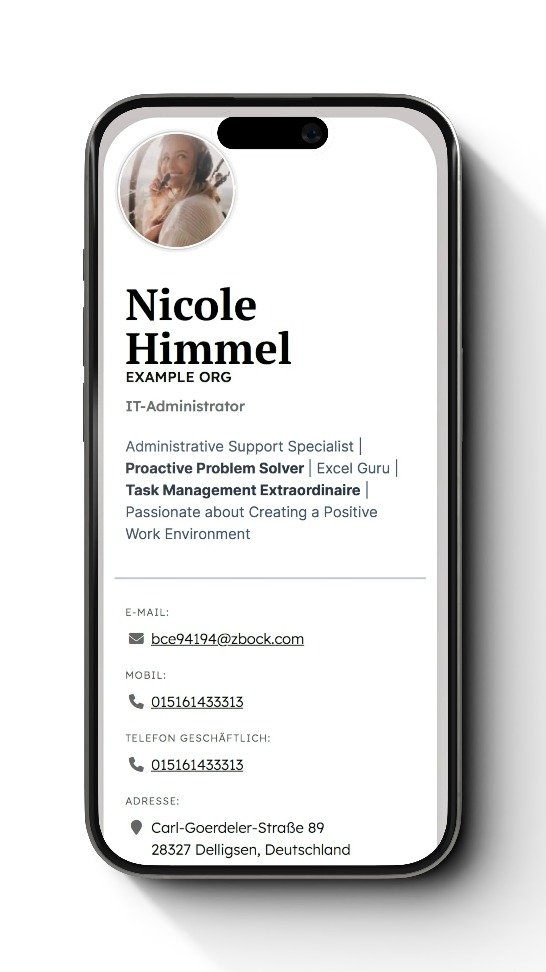Digitale Visitenkarte einer MAERZ-Mitarbeiterin auf dem Smartphone – im eigenen Corporate Design